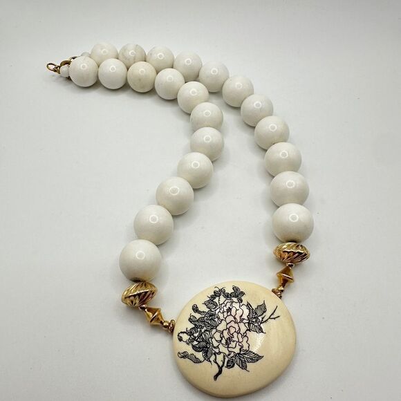 17" Ceramic beaded and Scrimshaw-style pendant vintage necklace! - Picture 8 of 16